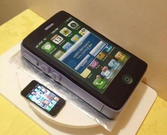 An iPhone cake so well thought out you won't have the heart to eat it 1 iphonecake2