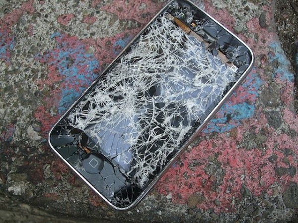 Το κόστος επισκευής του iPhone 5 δεν θα μειωθεί αν η Apple δεν χαλαρώσει τον έλεγχο της πάνω στα υλικά του 1 iphone-broken