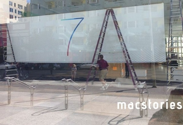H Apple αποκαλύπτει ένα μινιμαλιστικό iOS 7 banner στο Moscone West 1 iOS7bannner
