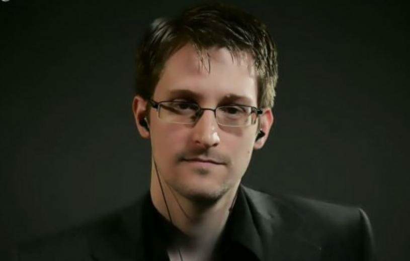 Edward Snowden: "Stay away from Facebook, Dropbox and Google" 1 snowden