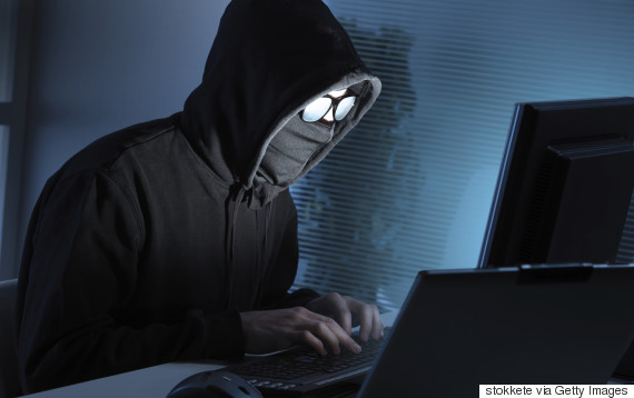 Hacker έκλεψε sex tape δασκάλου και το ανέβασε στο site του σχολείου 1 Hacker stealing data from computer-σχολείου