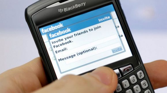 To Facebook αποχαιρετά το BlackBerry! 1 GTY_blackberry_facebook_sk_131029_16x9_992