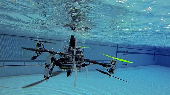 Ιπτάμενο drone μπορεί να μείνει κάτω από το νερό για μήνες! 1 Zwemdrone