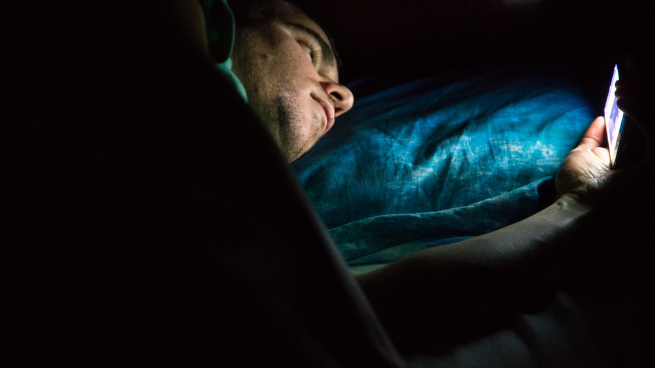 smartphone-in-bed-Apple