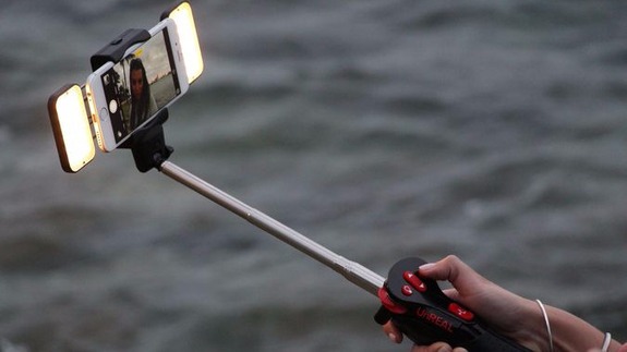 fc6a6e65a0f646af930866aeea0a2bf2-selfie-stick