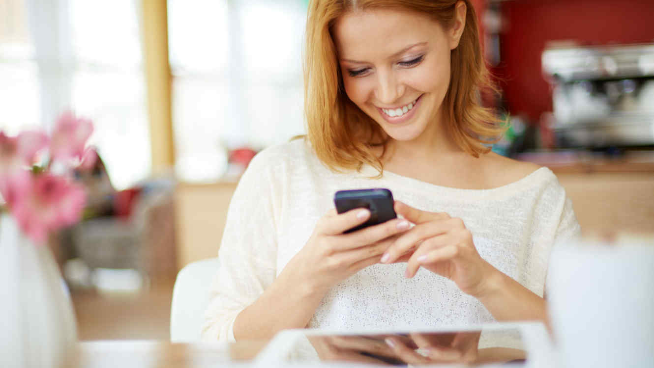 Οι γυναίκες είναι πιο εθισμένες στα smartphones από τους άνδρες 1 mujer-de-cabello-corto-con-blusa-blanca-viendo-el-celular-smartphones