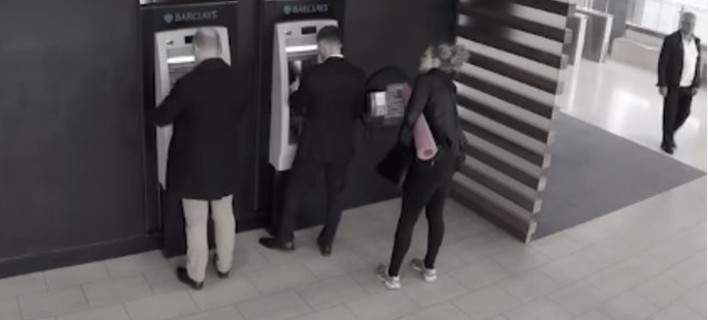 See frame by frame how fraudsters steal your card PIN at the ATM 1 pin