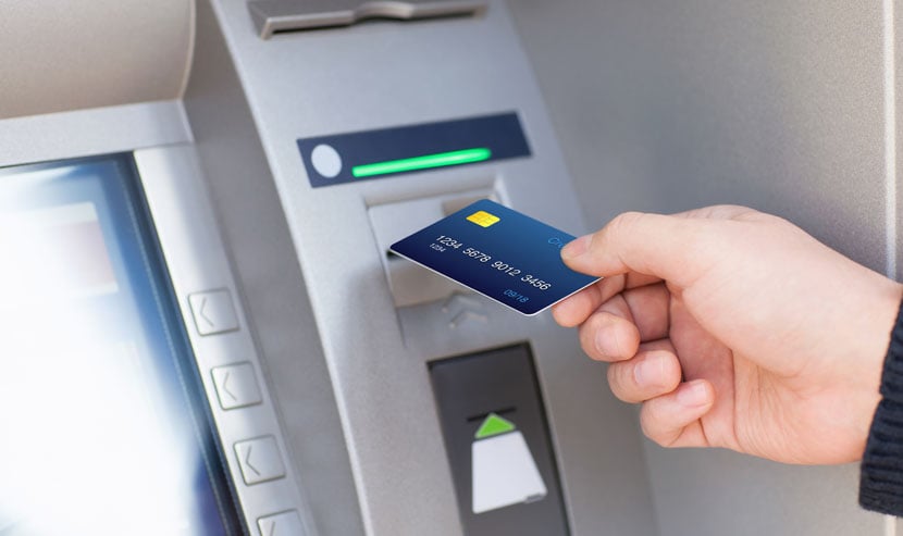 Έχετε ποτέ αναρωτηθεί γιατί το PIN στα ATM έχουν 4ψήφιο κωδικό; 1 man hand puts credit card into ATM-ψηφίο